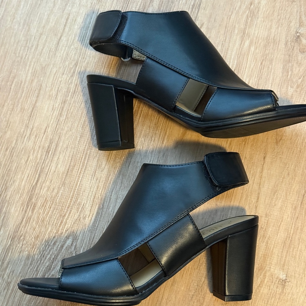 Naturalizer 6.5 Black Heeled Sandals- like new - Picture 2 of 6